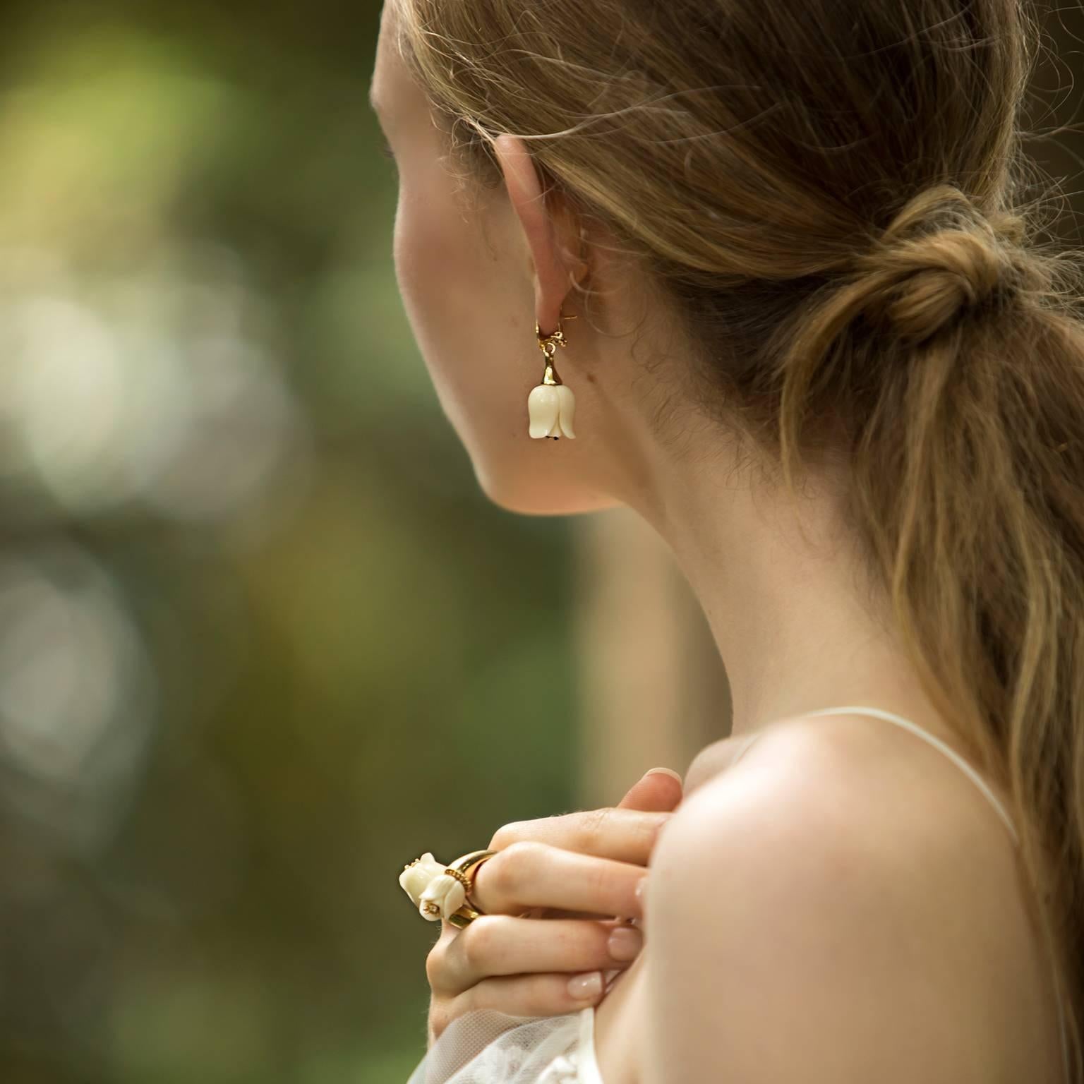 Couleurs de Géraldine Black Diamond Yellow Gold Tulip Earring dangle In New Condition In Amsterdam, NL