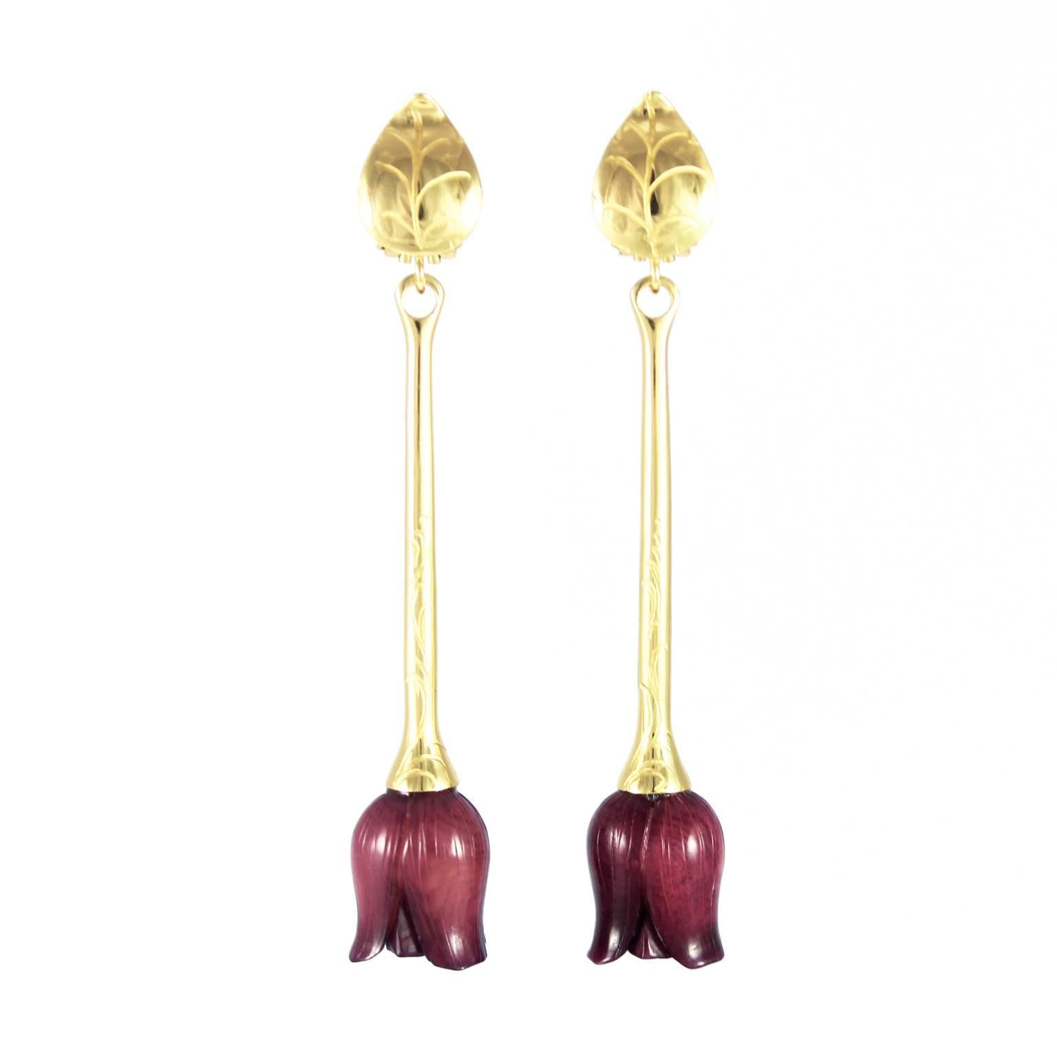 These unique earrings capture Nature’s beauty in gold and diamonds and Nuvory. Hand crafted by master Italian artists and goldsmiths, these graceful works of wearable art are an homage to Holland’s iconic flower. A delicately carved ruby red tulip