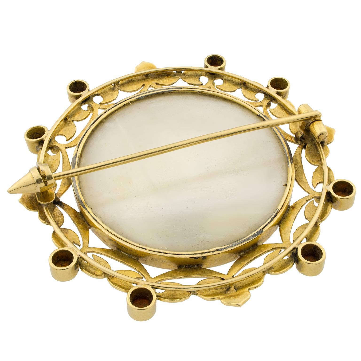 Victorian Coral Mother-of-Pearl 18 Karat Gold and Feathers Brooch In Excellent Condition For Sale In Madrid, ES