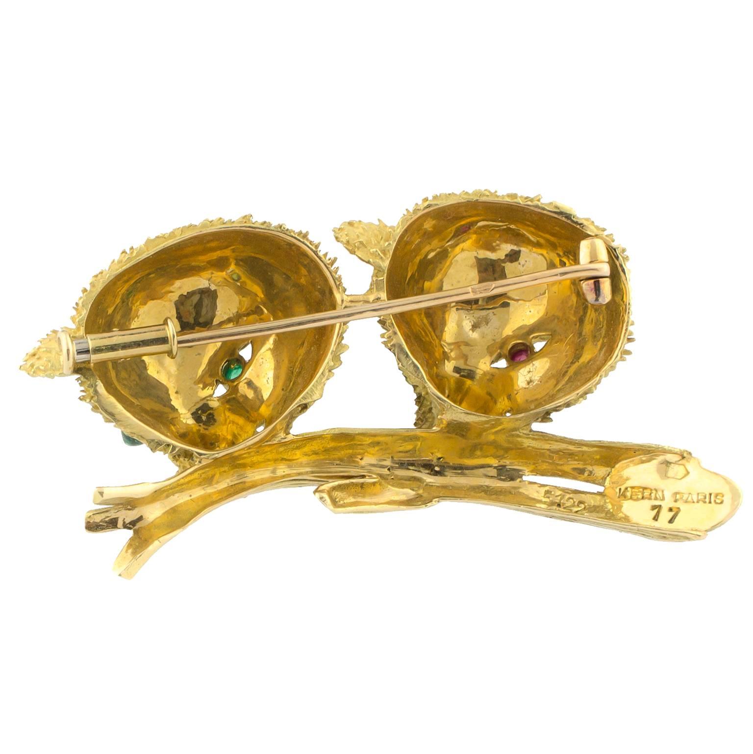 René Kern brooch in gold in the shape of two bears, decorated with enamel, two rubies and two emeralds.
Dimensions: 50 x 25 mm (1.97 x 0.98 in)