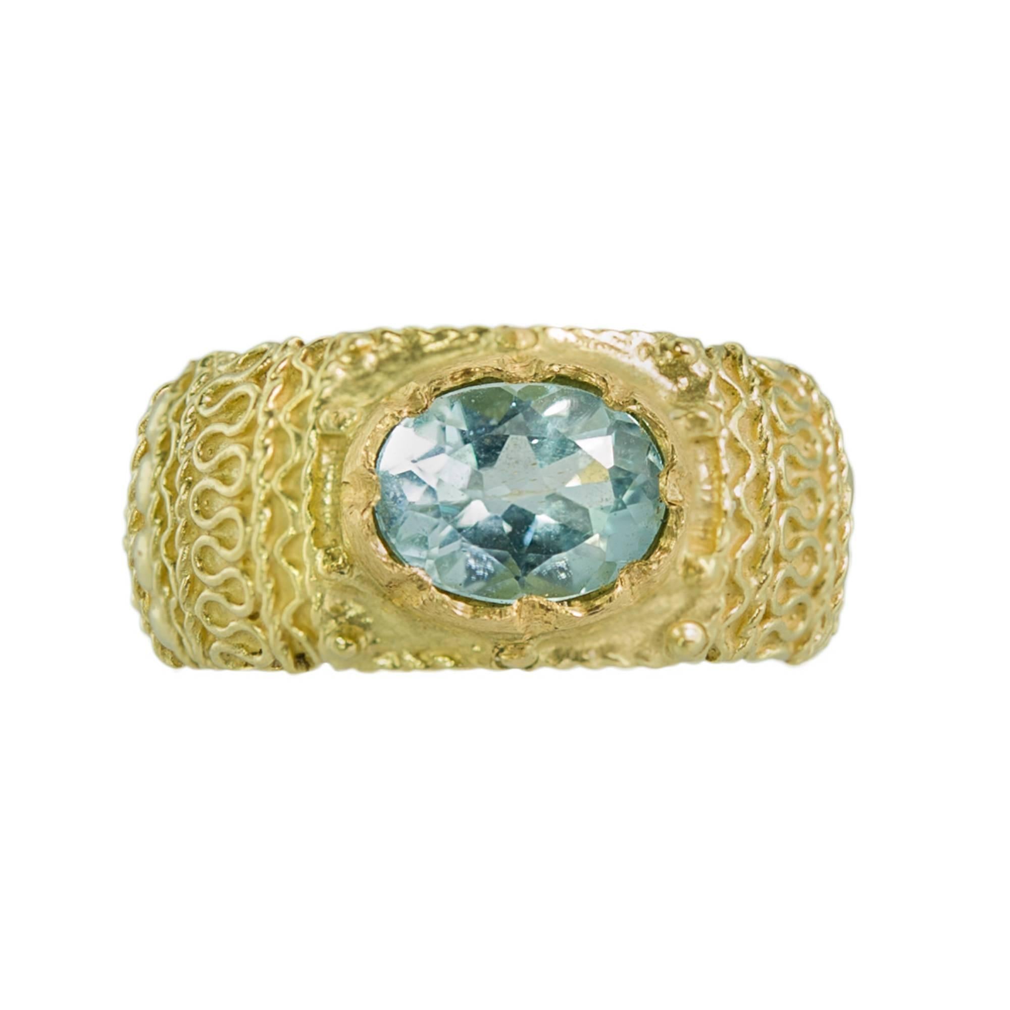 18K gold ring and blue topaz.
Band with crescents and knurling, with the stone at center.
Lost-wax casting and embedding of stones.
Possible engraving at no extra cost.
Handmade.
