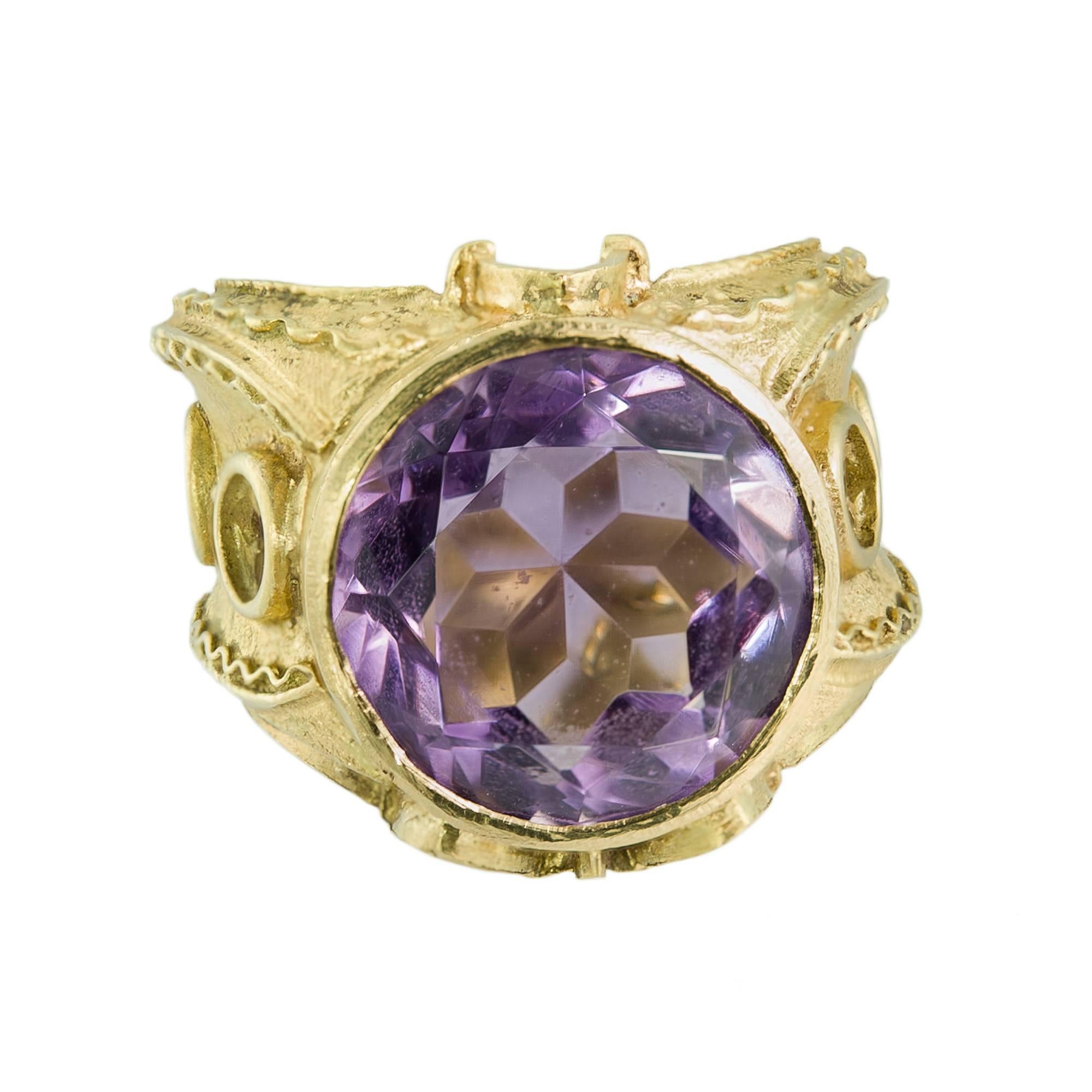 18K gold and amethyst
Circe IV is a needle-punched ring with Gothic architecture and a crown supporting stones.
Lost-wax casting and embedding of stones.
Handmade.
Possible engraving at no extra cost.
