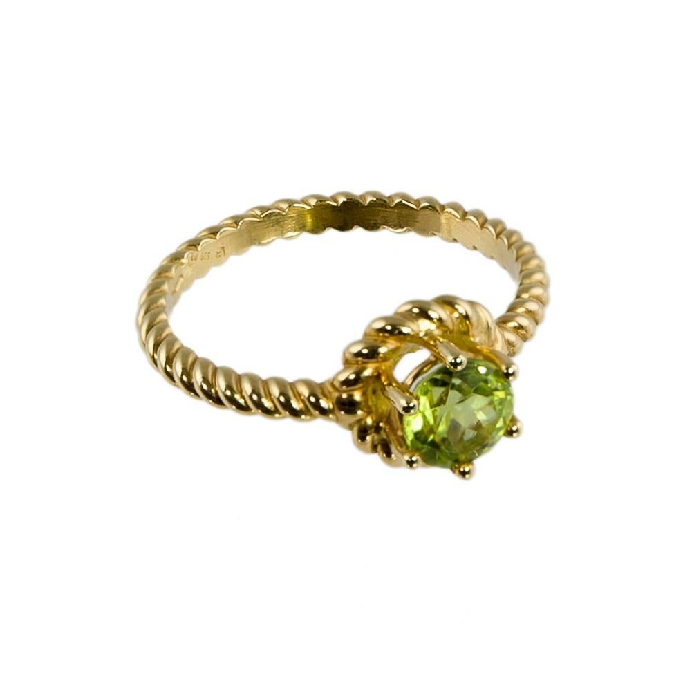 Anello Corda (Rope Ring) is a ring with an original design composed of a circular shaped twisted wire, in which a delicate light green peridot is embedded.
Hand-shaped.