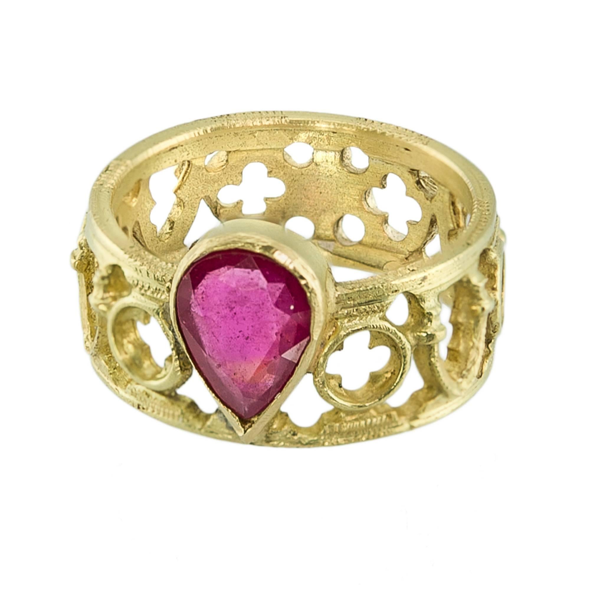 Copy of the nuptial ring of Catherine de' Medici.
Ring made of 18K yellow gold and ruby.
Lost-wax casting and embedding of stones.
Handmade.