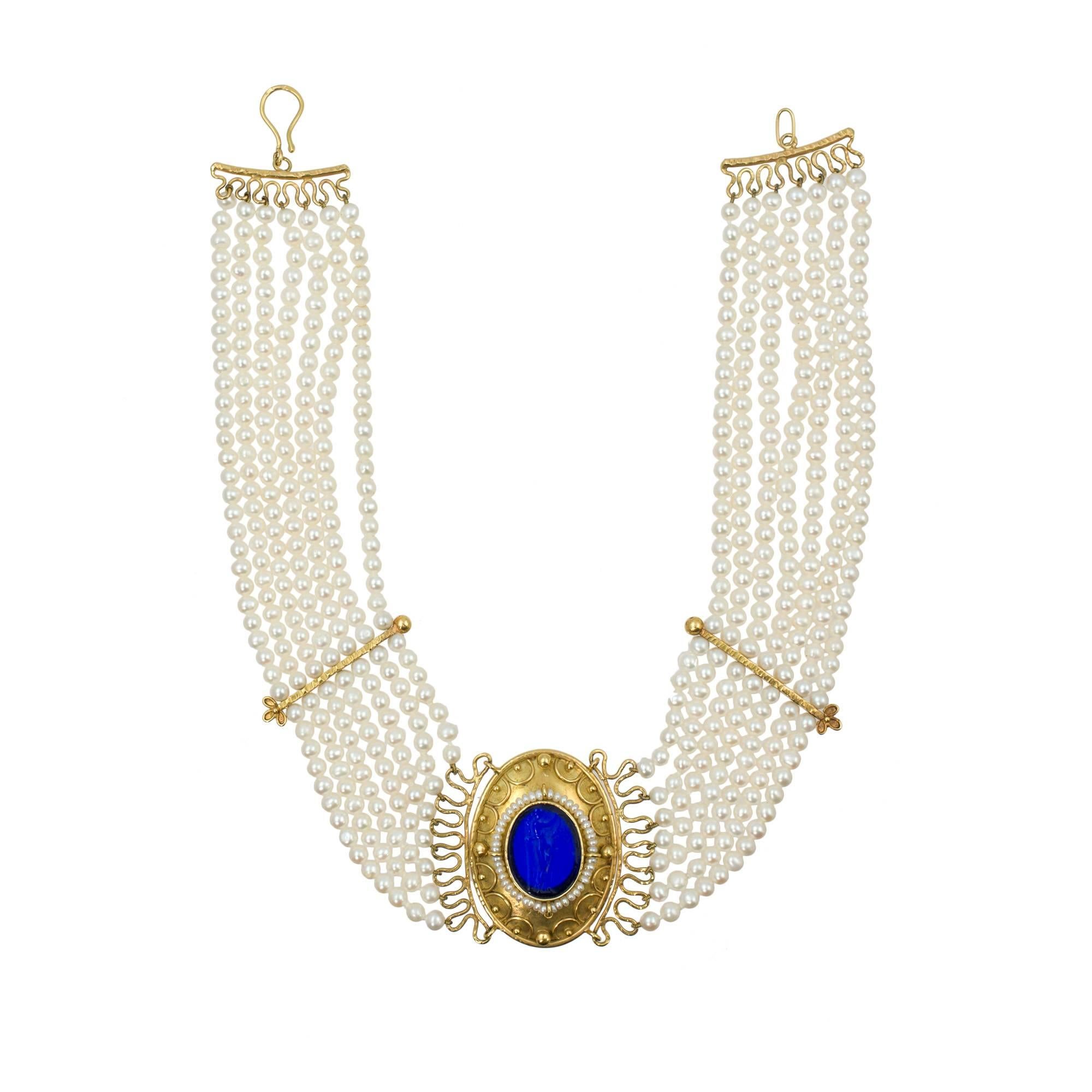 18K yellow gold, 5mm/0 19in natural freshwater pearls and 2,2x1.8cm/0 86x0.70in reproduction of antique glass paste.
The collar necklace has a length of 40cm/21.45in.
This jewel was made to make a moment special, to embrace the neck of a regal