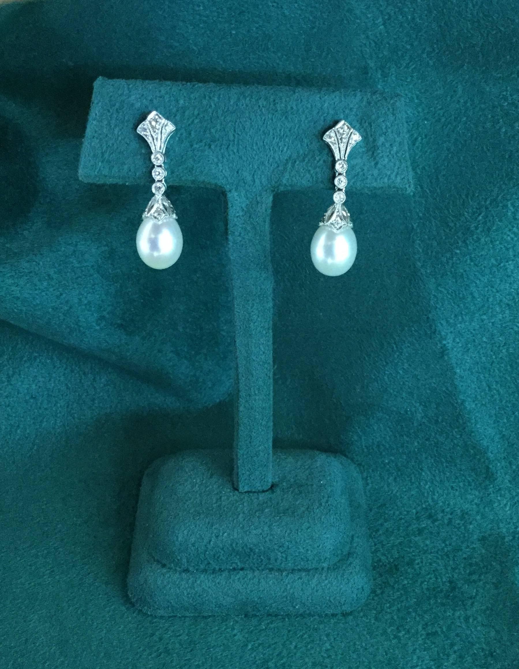 Cultured Pearl Diamond Gold Dangle Earrings In New Condition For Sale In Spartanburg, SC