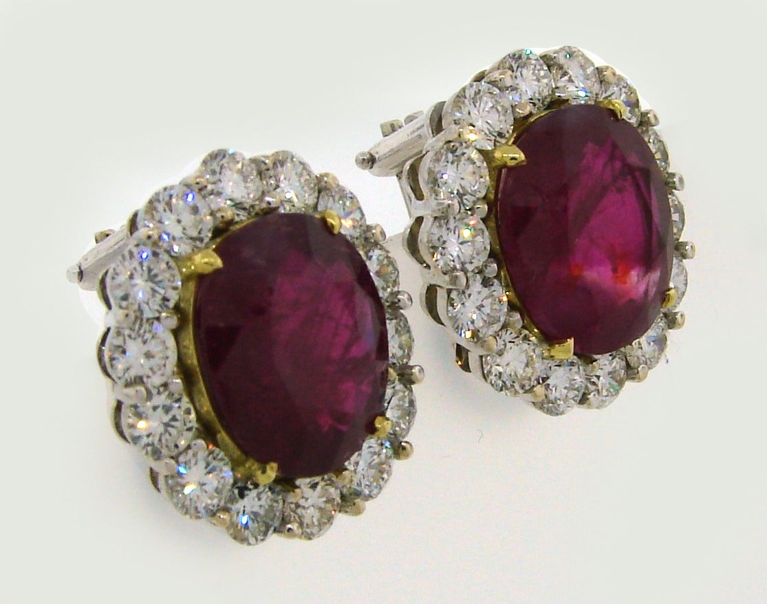 Boucles d'oreilles en or, diamants et rubis sans chaleur de Birmanie de 9,49 carats Excellent état - En vente à Beverly Hills, CA