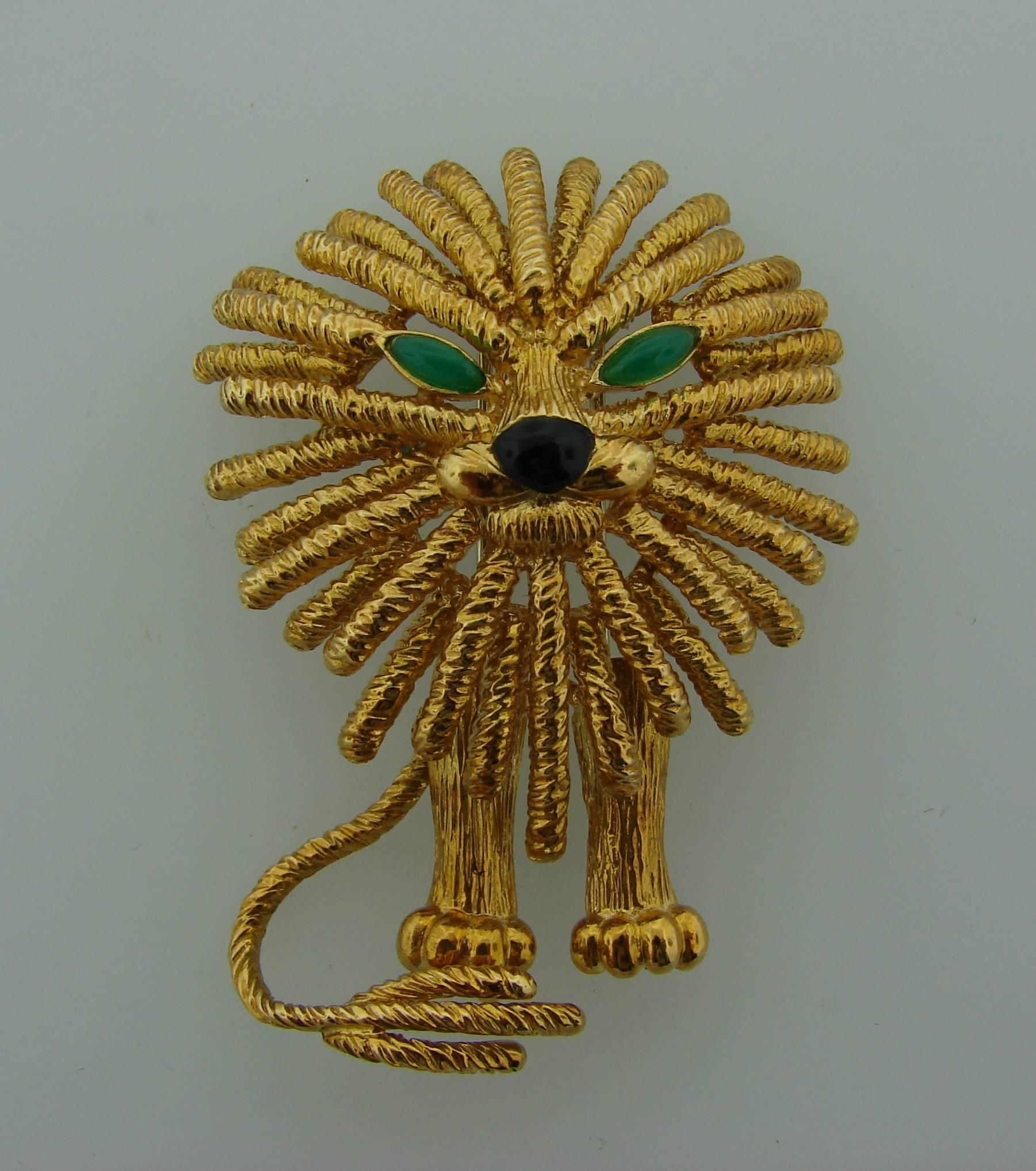 Van Cleef & Arpels Chrysoprase Black Onyx Gold Lion Clip Pin Brooch In Excellent Condition In Beverly Hills, CA