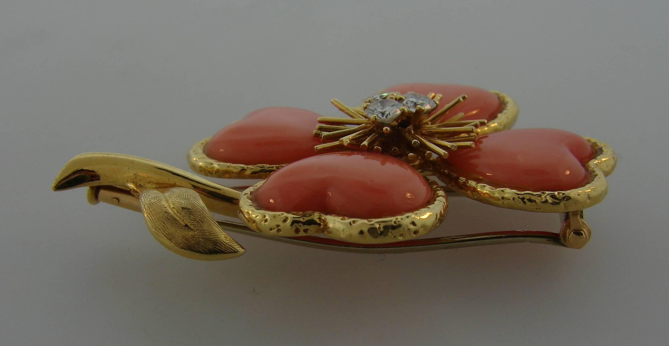 1950s Van Cleef & Arpels Coral Diamond Gold Clover Clip Pin Brooch In Excellent Condition In Beverly Hills, CA
