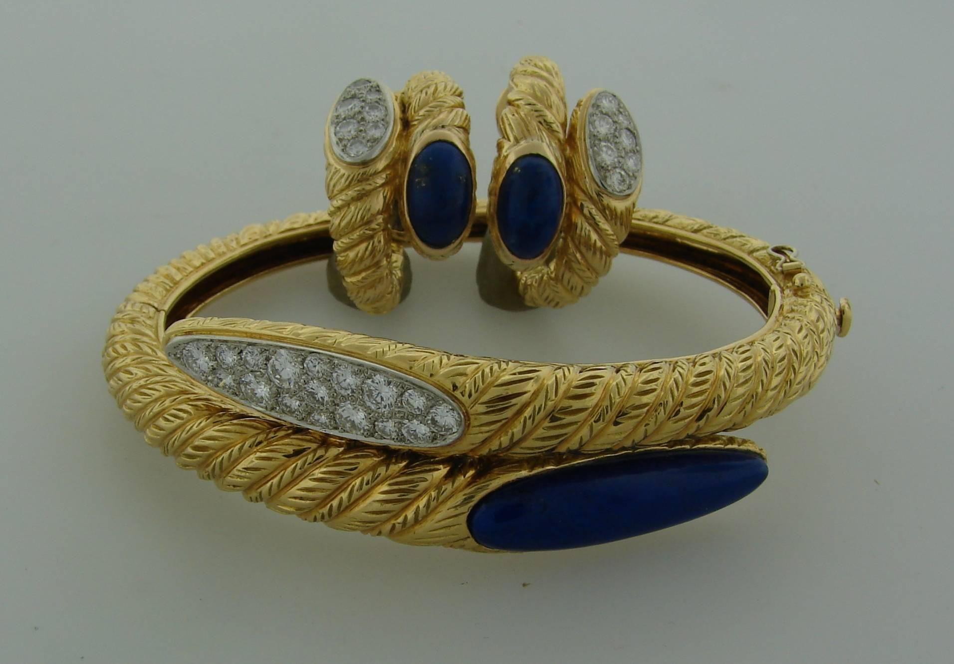 Chic and feminine set consisting of a pair of earrings and a bracelet that would be a great addition to your jewelry collection. It was created by Van Cleef & Arpels in Paris in the 1970's. it is made of 18 karat (stamped) yellow gold, lapis lazuli