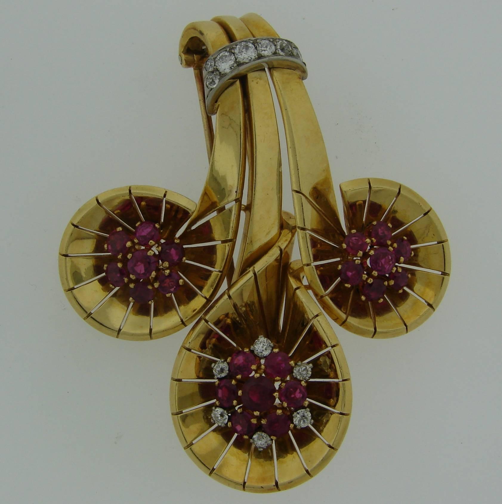 Round Cut 1942 Cartier Ruby Diamond Gold Clip Pin Brooch For Sale