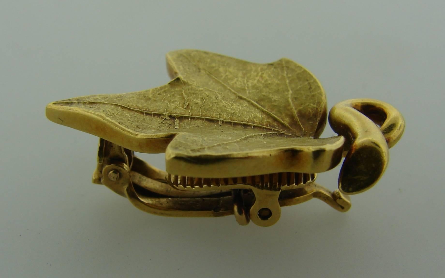 1950s Cartier Gold Grape Leaf Earrings and Clip Brooch Pin Set For Sale 3