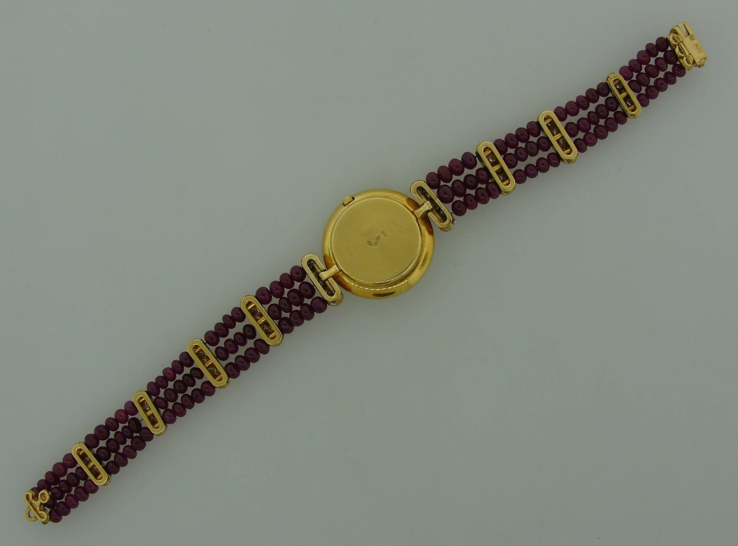 Boucheron Montre-bracelet vintage pour femme en or jaune 18 carats, diamants, rubis et quartz en vente 2