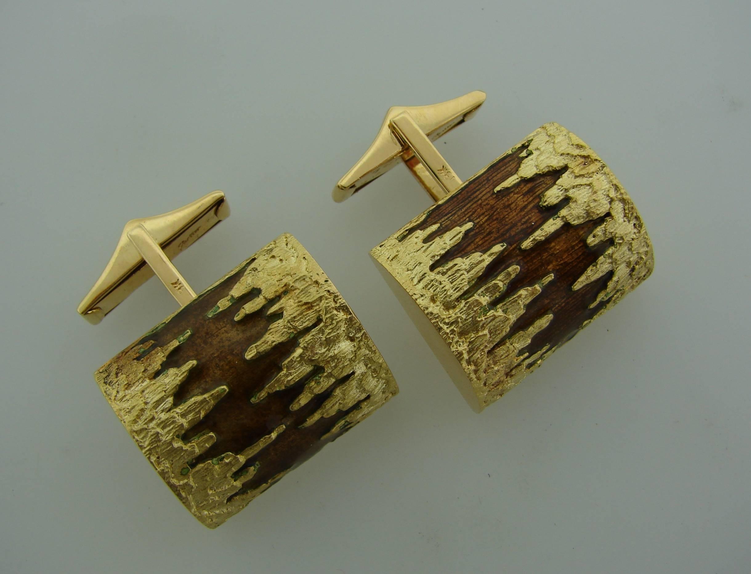 Elegant standing out cuff-links created by Cartier in the 1980's in New York. 
The cufflinks are made of 18 karat (stamped) yellow gold and golden brown enamel. 
They measure 7/8