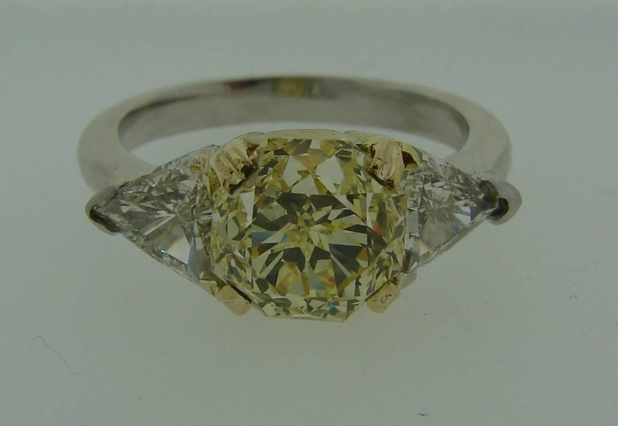 3.10 Carat GIA Cert Fancy Yellow Diamond Gold Ring In Excellent Condition In Beverly Hills, CA