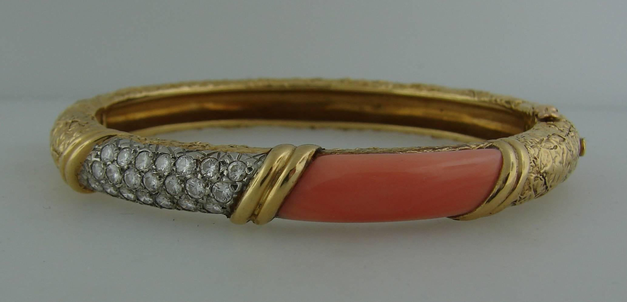 1970s Van Cleef & Arpels Coral Diamond Gold Bangle Bracelet In Excellent Condition In Beverly Hills, CA