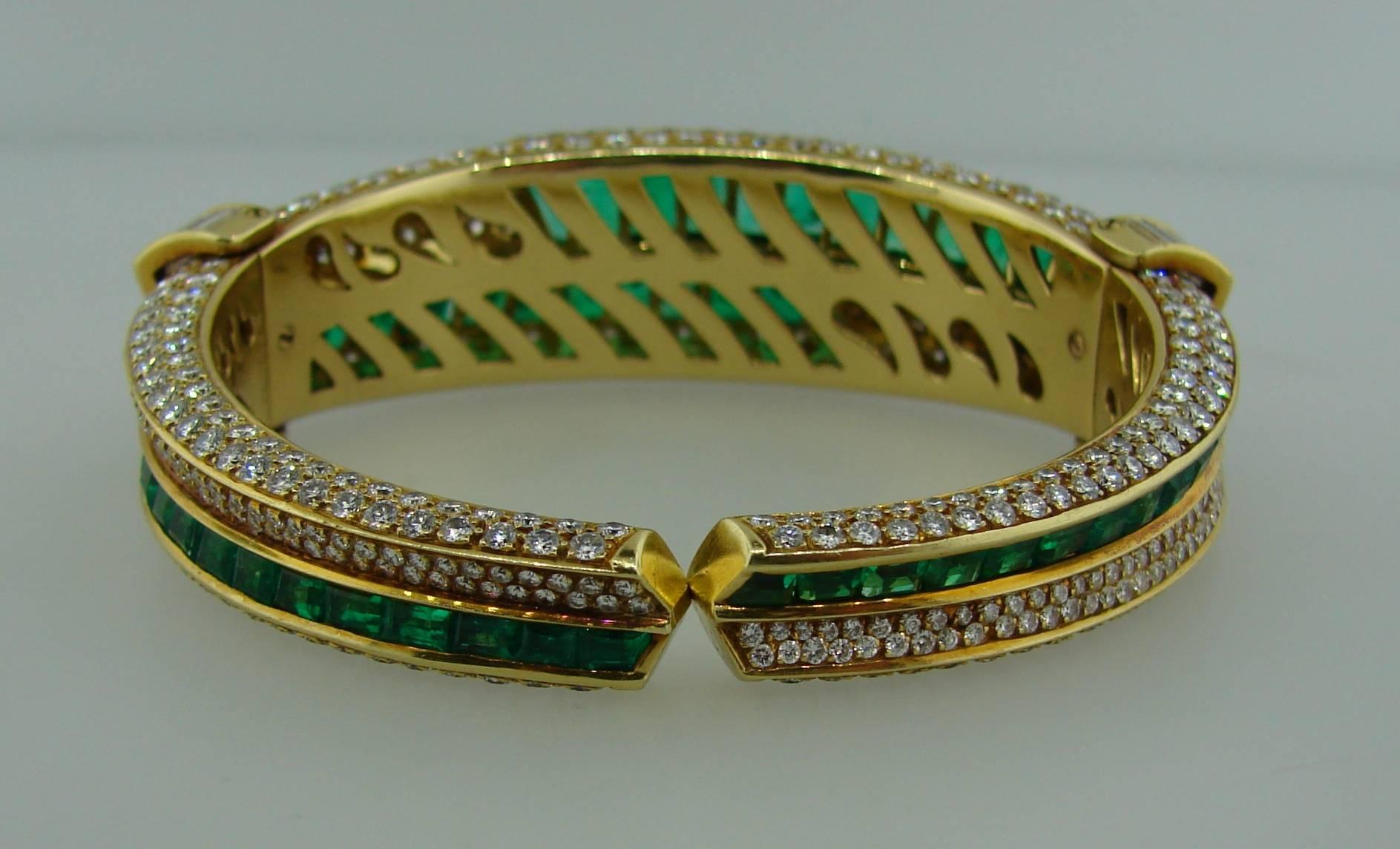 Mixed Cut 1990s Harry Winston Emerald Diamond Gold Bangle Bracelet For Sale