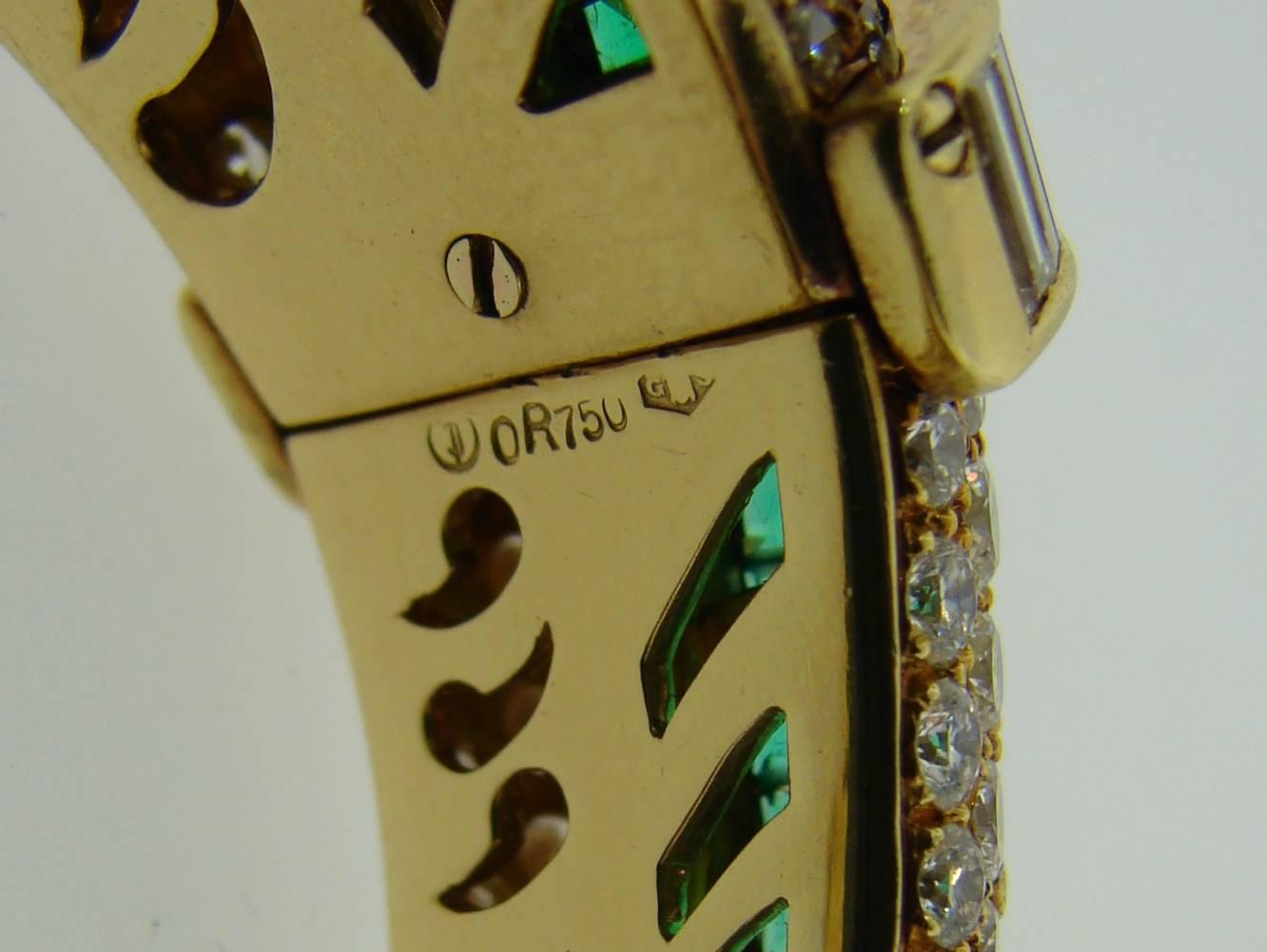 1990s Harry Winston Emerald Diamond Gold Bangle Bracelet In Excellent Condition For Sale In Beverly Hills, CA