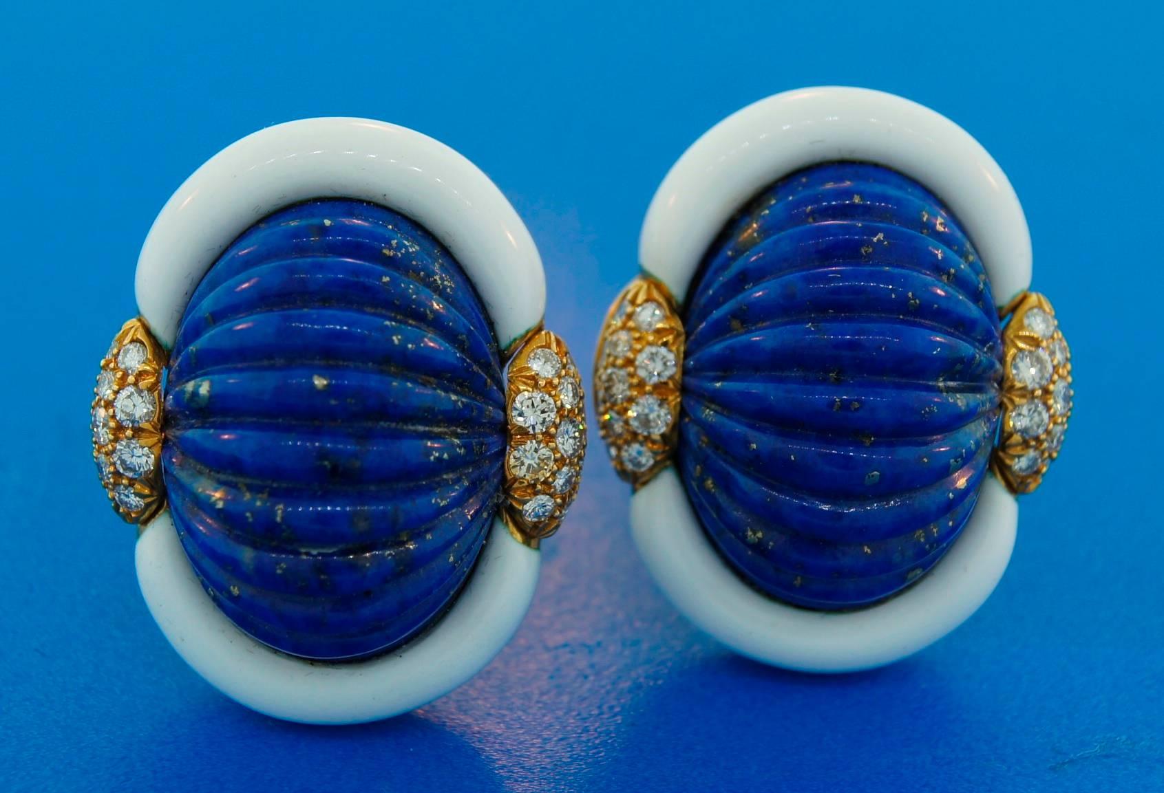 Taille mixte A. Clunn Boucles d'oreilles vintage en or jaune 18 carats, lapis-lazuli, émail et diamants en vente
