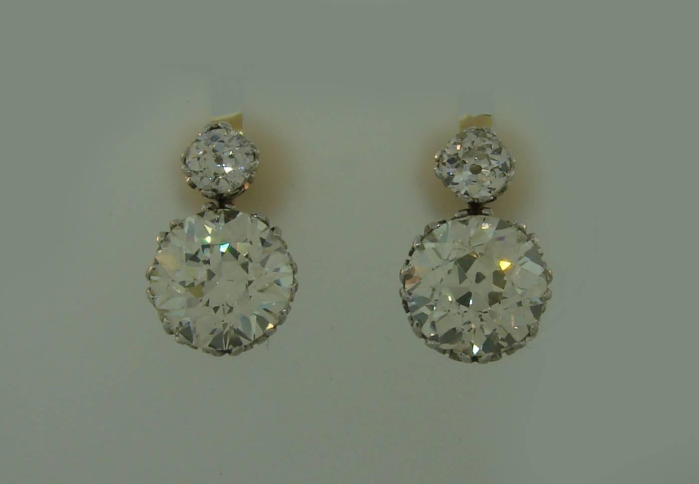 Prächtige viktorianische Ohrringe aus den 1900er Jahren. Zwei Diamanten im alteuropäischen Schliff sind in 18 Karat Weißgold gefasst und mit zwei kleineren Diamanten im alteuropäischen Schliff akzentuiert. Die Rückseite der Ohrringe ist aus 18 Karat