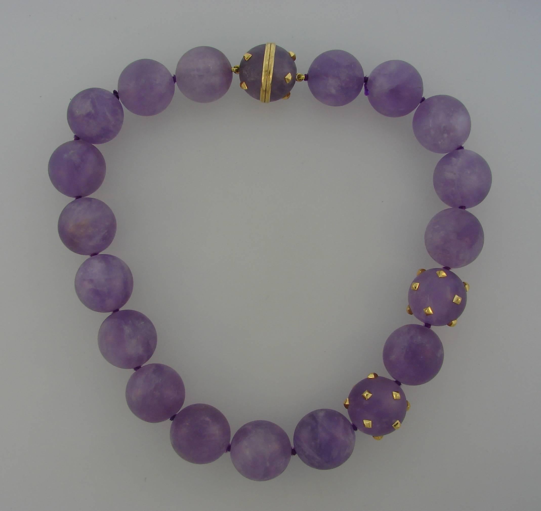 Lovely necklace created by Verdura in 2011. Features twenty 20mm matte finish amethyst beads. The clasp and pyramid details on the the other two beads are made of 18k yellow gold.
Beautiful combination of purple matte amethyst and shiny yellow gold