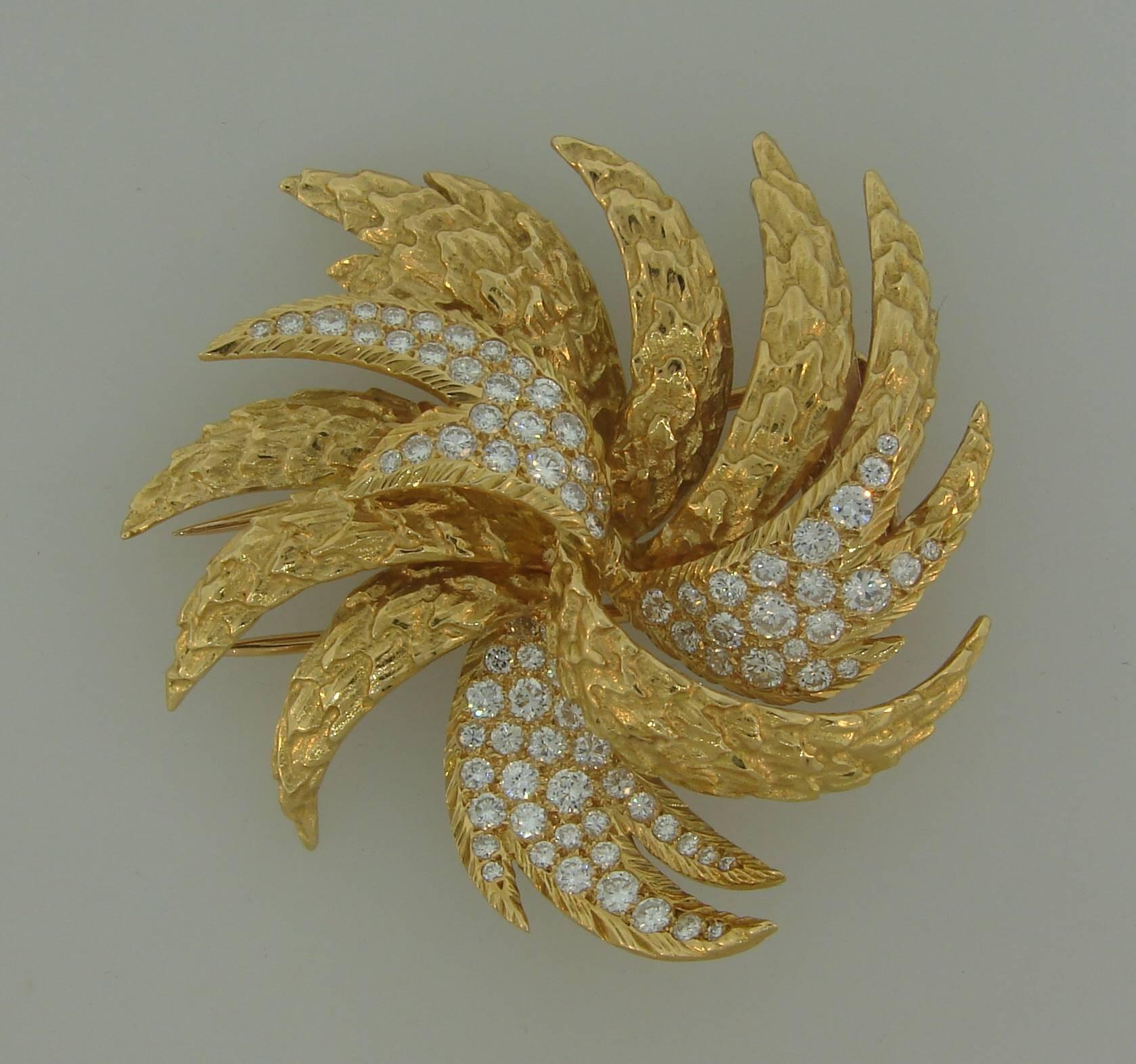 Elegant clip created by Cartier in Paris in the 1980s. Chic and wearable, it is a great addition to your jewelry collection. The brooch will make a stylish accent to any outfit.
Made of 18 karat yellow gold and set with round brilliant cut