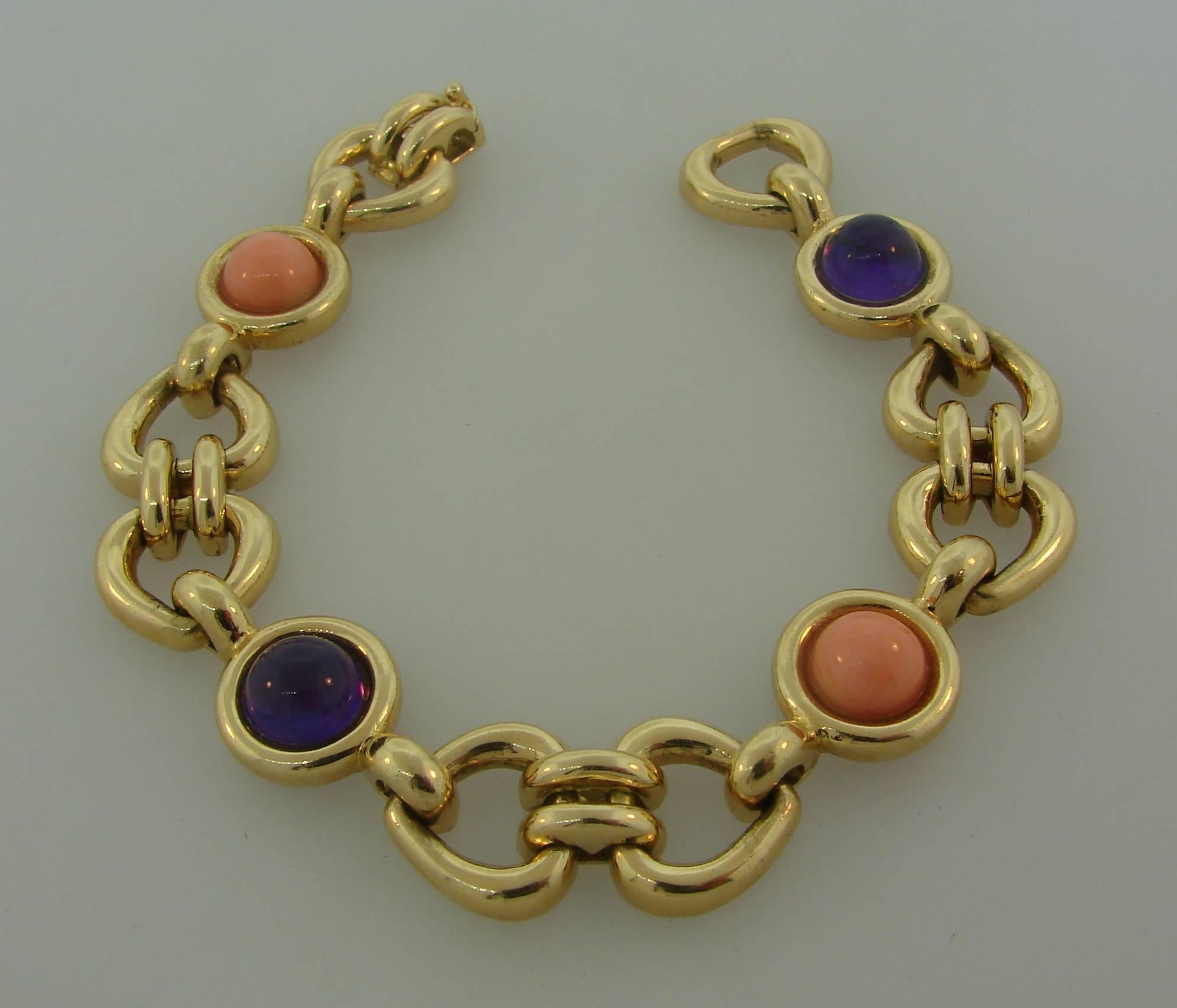 1980s Van Cleef & Arpels Coral Amethyst Gold Bracelet In Excellent Condition In Beverly Hills, CA