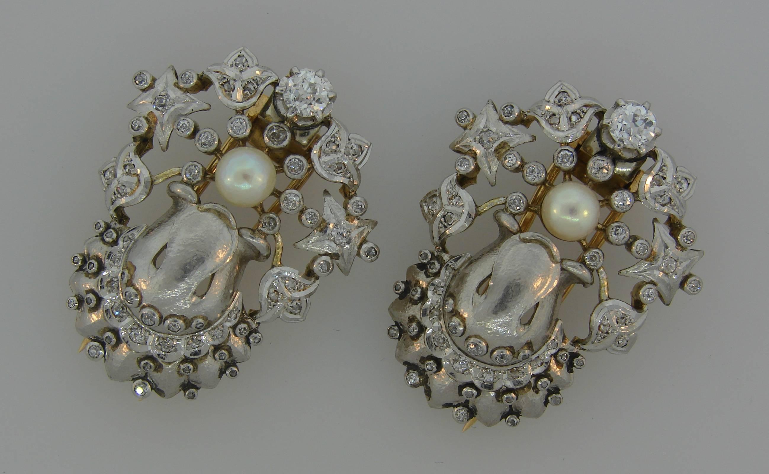 A pair of double clips created in France in the 1930s. Unusual and French chic, the pair is a great addition to your jewelry collection.
Made of platinum (tested) and 18 karat (tested) yellow gold and set with a pearl and Old European cut diamonds.