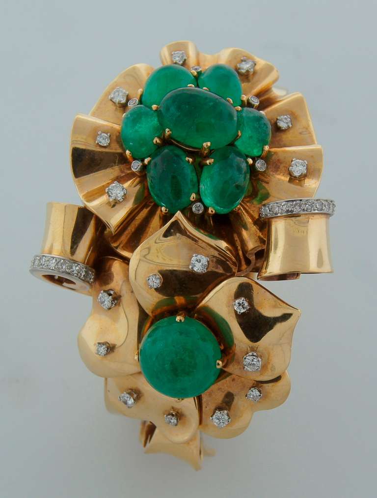 c.1940s Trabert & Hoeffer-Mauboussin Emerald Diamond & Gold Bangle Bracelet In Excellent Condition In Beverly Hills, CA