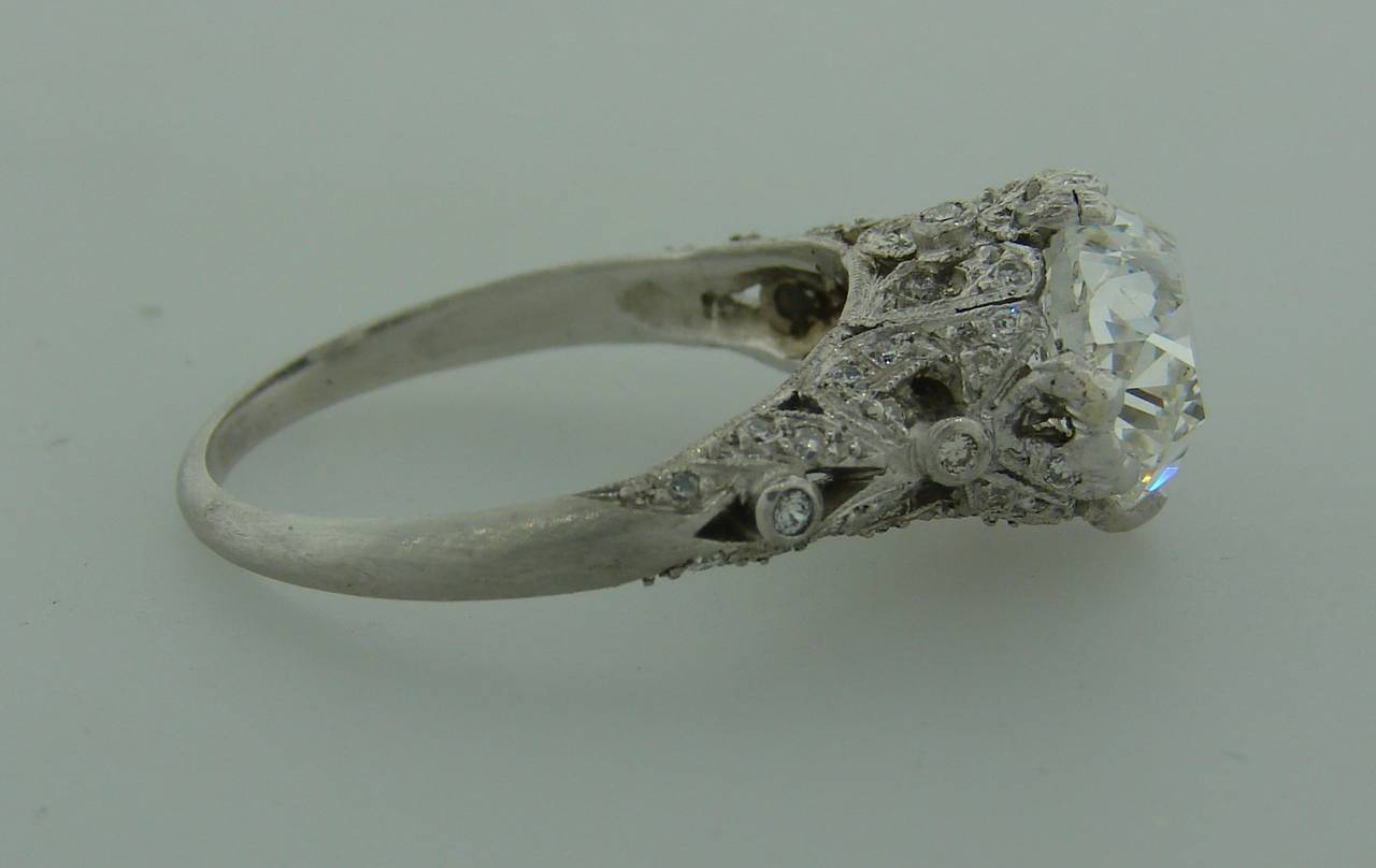 Bague Art déco en platine avec diamant taille coussin de 3,02 carats certifié GIA G SI1, c. 1920 en vente 3