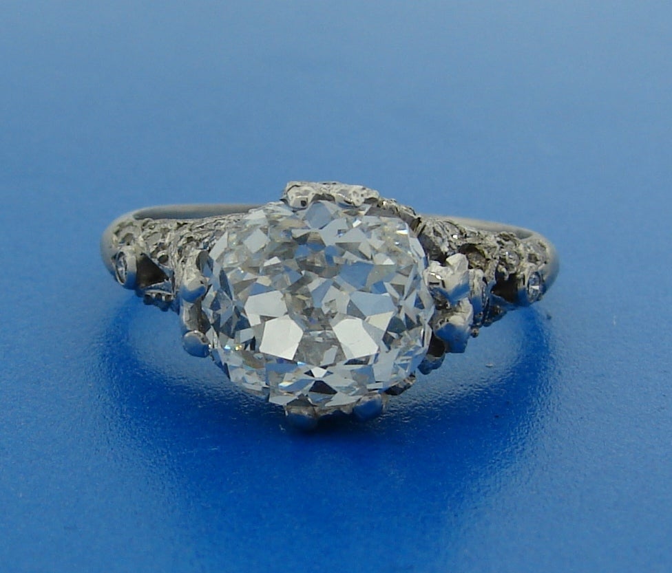 Bague Art déco en platine avec diamant taille coussin de 3,02 carats certifié GIA G SI1, c. 1920 en vente 1