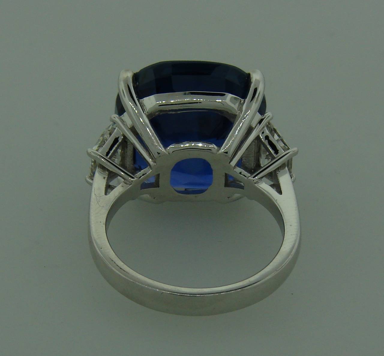 19.02 Carat Ceylon Natural No Heat Certified Sapphire Diamond  Ring In Excellent Condition In Beverly Hills, CA