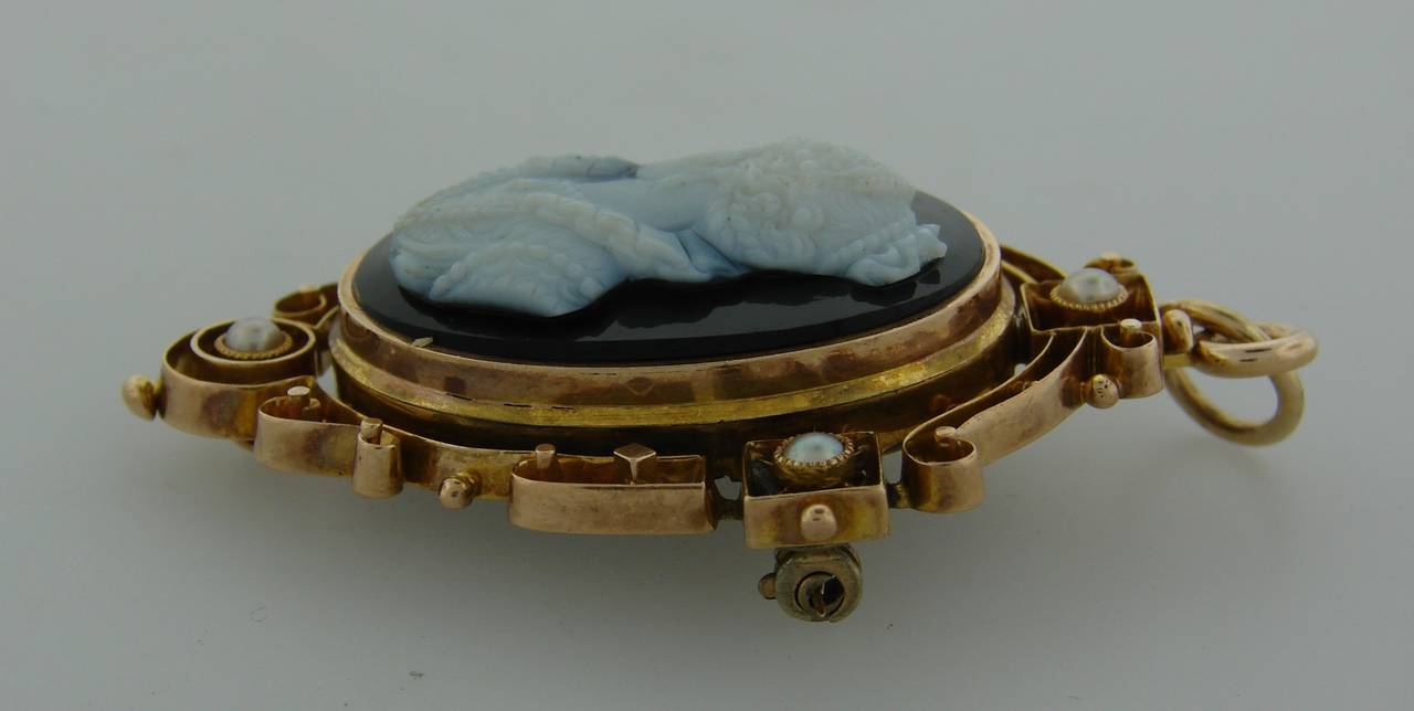 Pendentif broche à épingle victorien en or jaune avec camée en agate et perles Pour femmes en vente