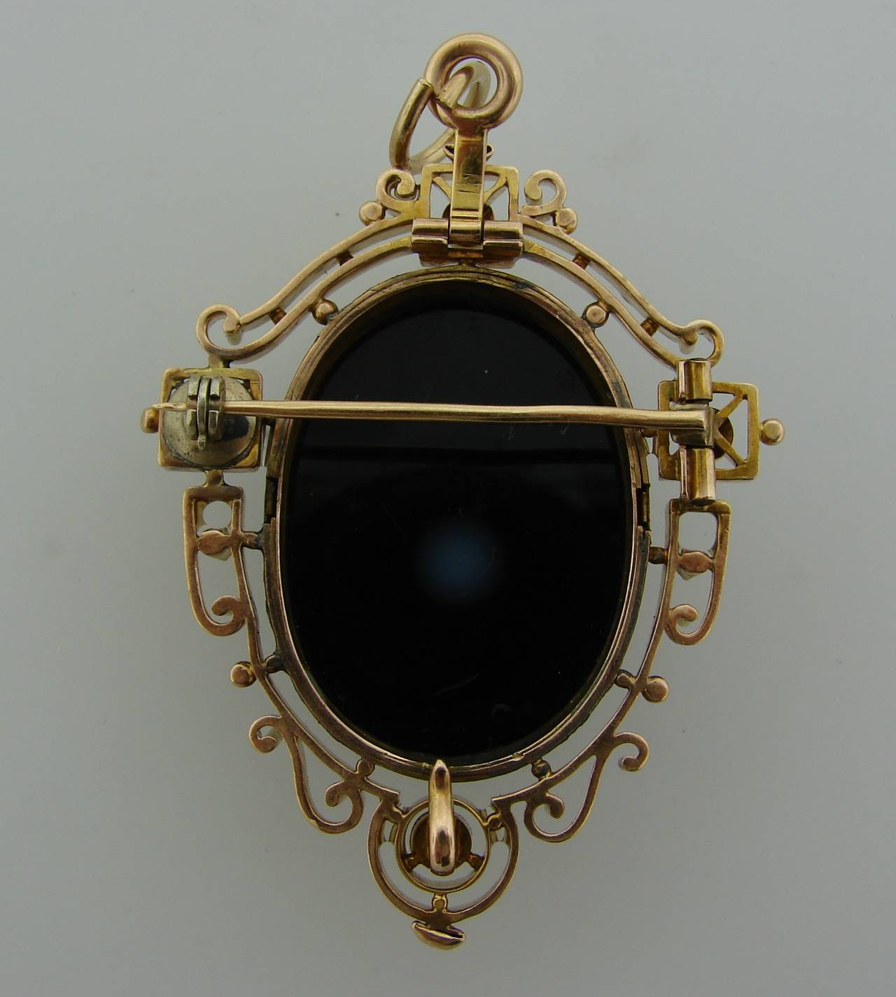 Victorian Agate Cameo Pearl Yellow Gold Pin Brooch Pendant In Excellent Condition For Sale In Beverly Hills, CA