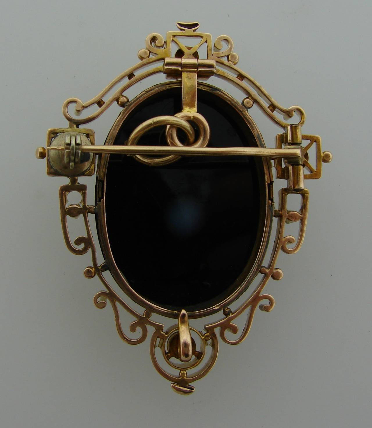 Pendentif broche à épingle victorien en or jaune avec camée en agate et perles en vente 3