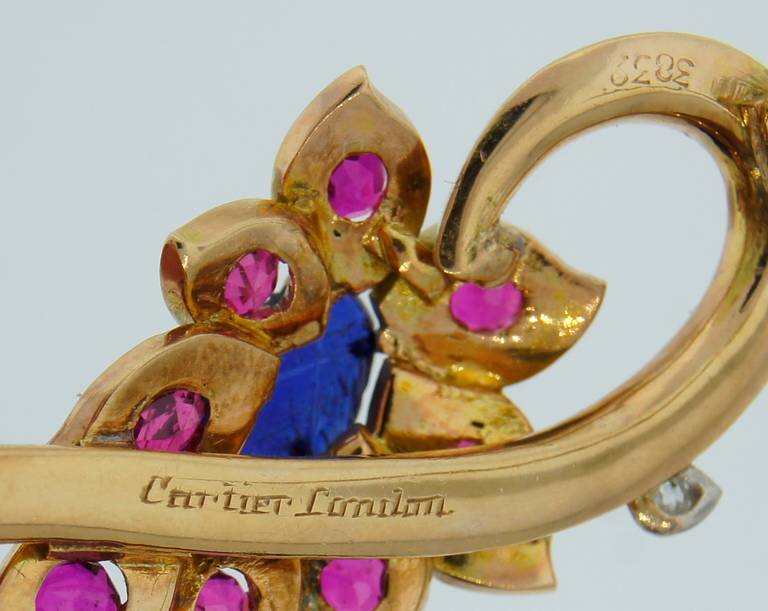 Cartier Brosche mit Blumenanhänger, Saphir, Rubin, Diamant in Gelbgold Damen im Angebot