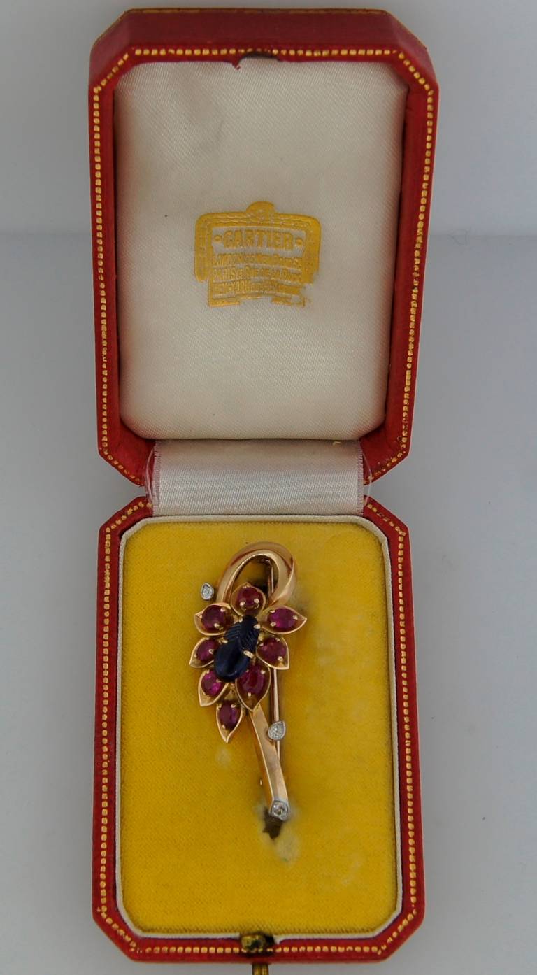 Cartier Broche fleur en or jaune avec saphirs, rubis et diamants en vente 5