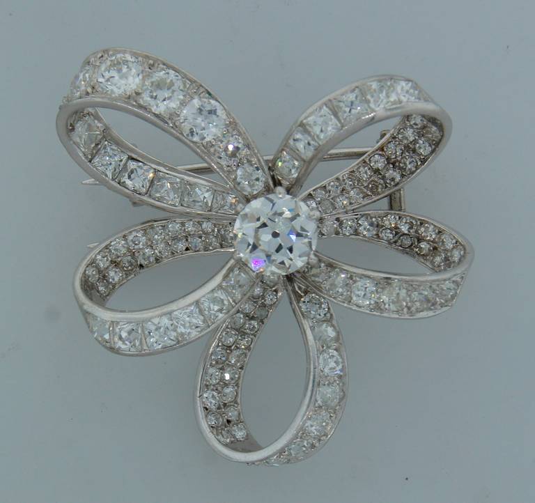 Chaumet 1940s Diamond Platinum Brooch Pin In Excellent Condition In Beverly Hills, CA