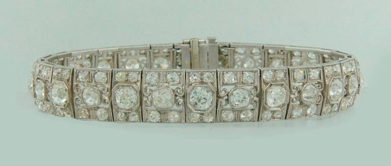 Wunderschönes Art-Déco-Armband aus den 1910er Jahren. Aus Platin gefertigt und mit Diamanten im Altminenschliff besetzt - Gesamtgewicht ca. 18 Karat (dreizehn Diamanten mit einem Gewicht von je 0,35 bis 0,40 Karat, dreizehn Diamanten mit einem