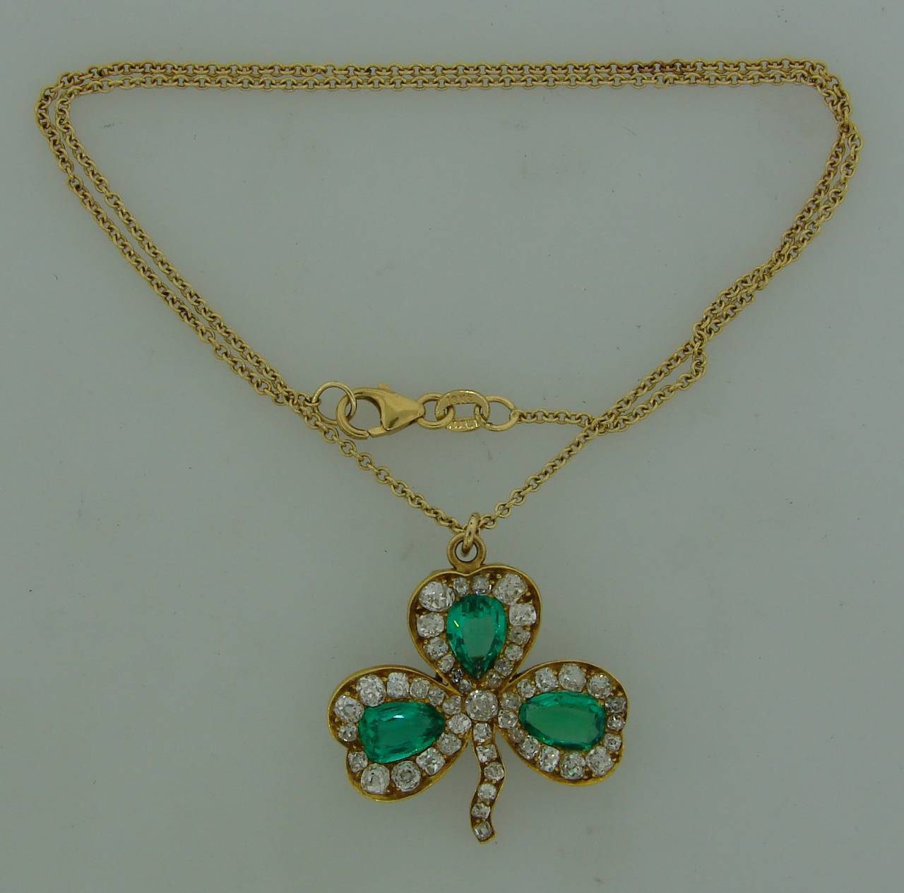 c.1930's J.E. Caldwell Emerald Diamond & Yellow Gold Clover Pendant In Excellent Condition In Beverly Hills, CA