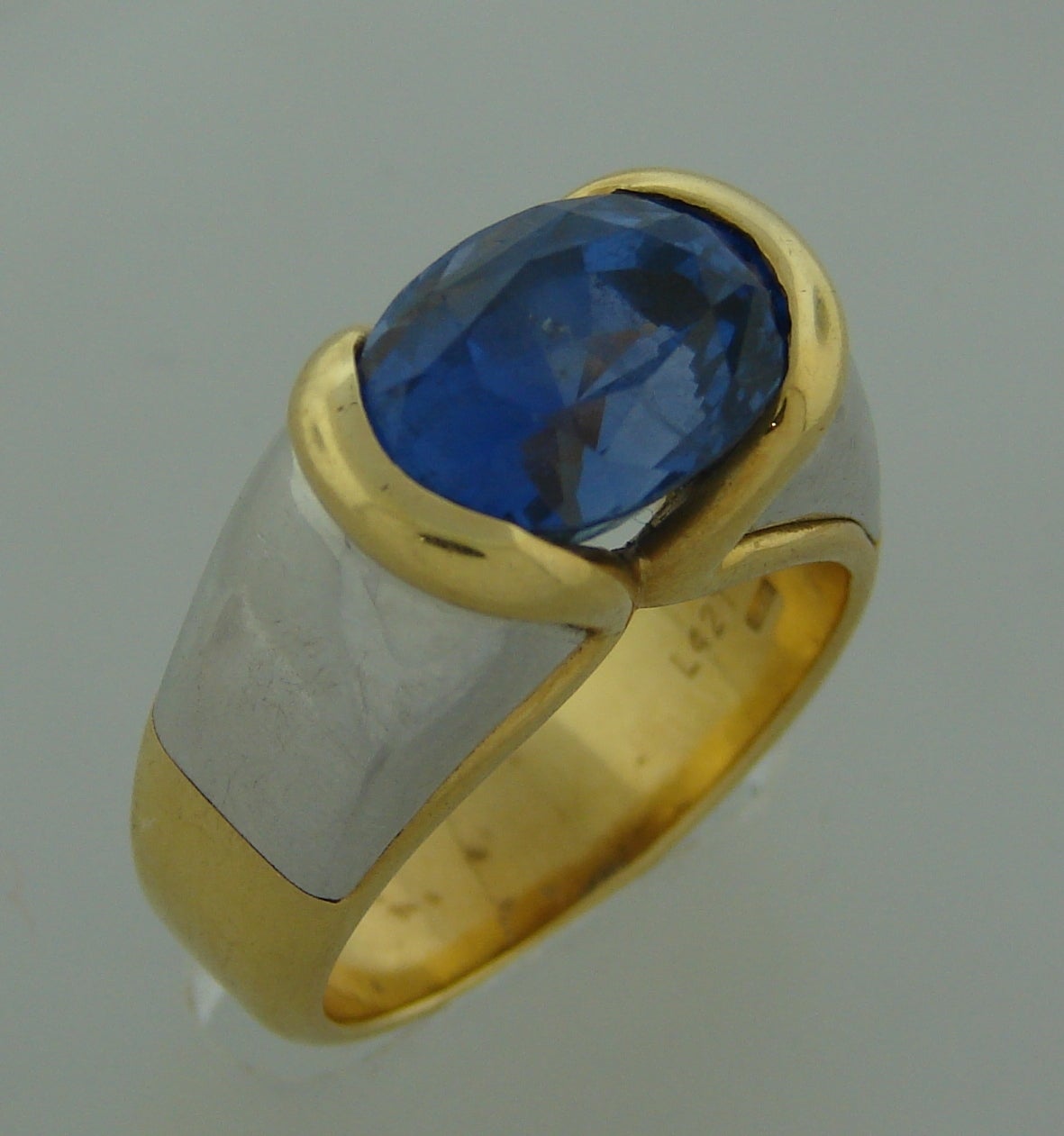 Marina B Sapphire Gold Ring In Excellent Condition In Beverly Hills, CA