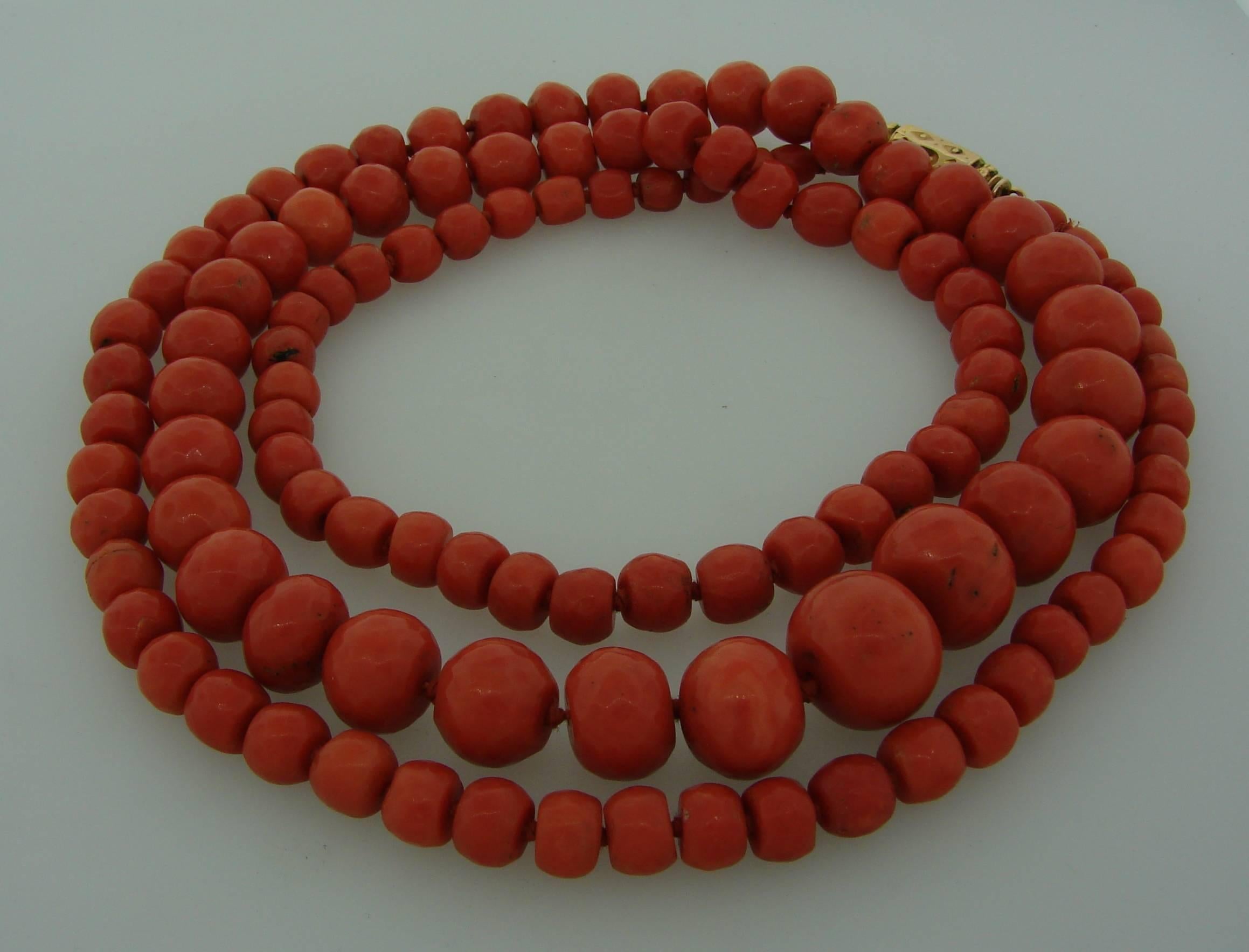 Victorian Coral Bead Strand Necklace with Enameled Yellow Gold Clasp In Good Condition In Beverly Hills, CA