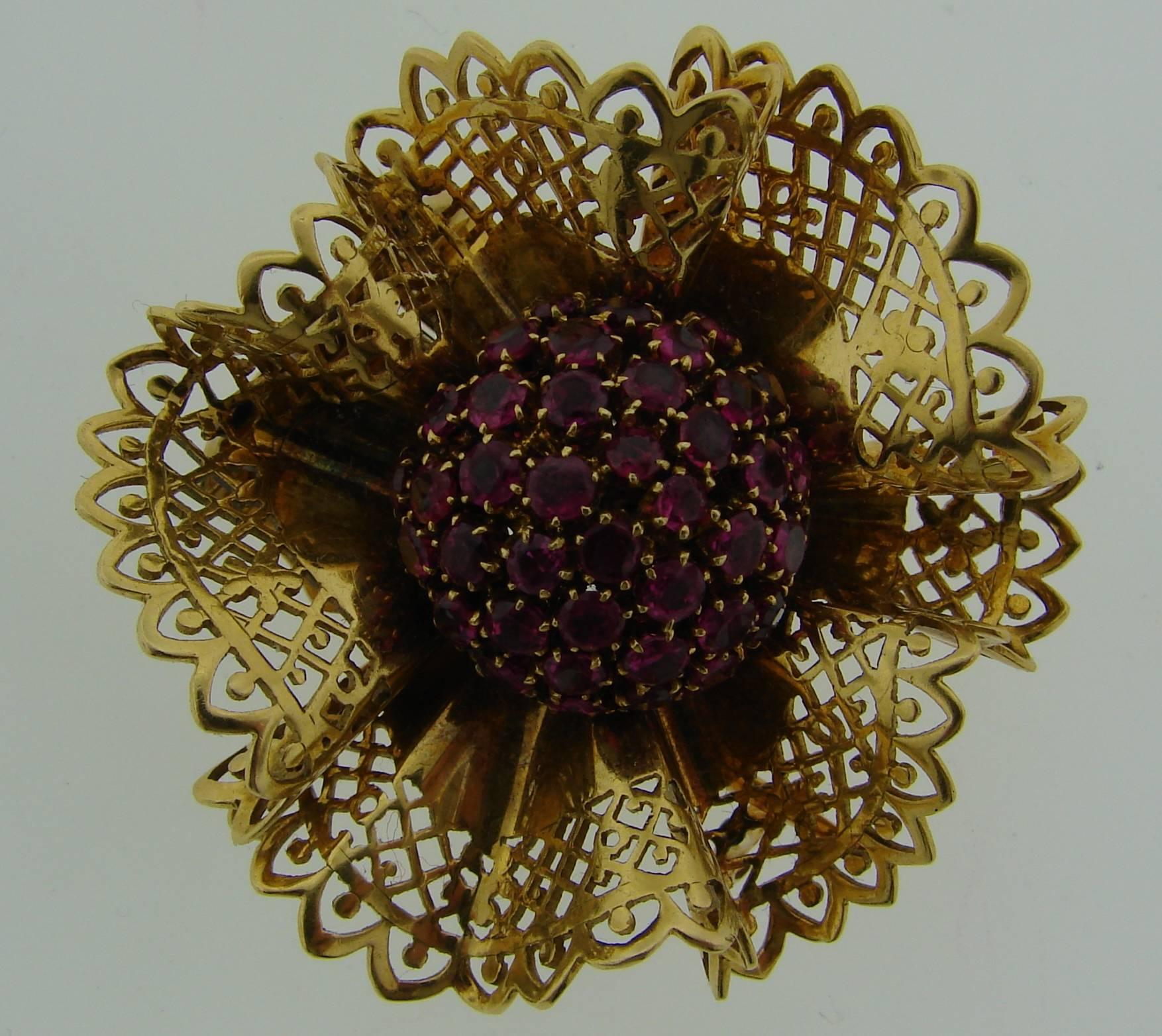 1950s Van Cleef & Arpels Ruby Gold Flower Brooch Pin In Excellent Condition In Beverly Hills, CA