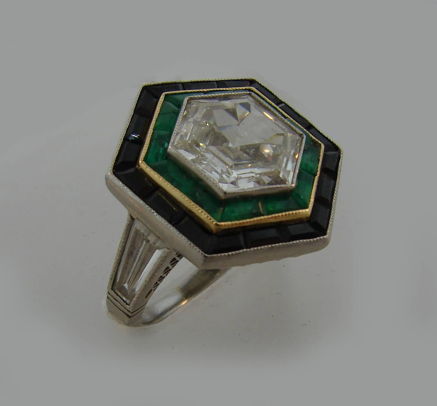 Art Deco Revival Sechseckiger Diamant Smaragd Schwarzer Onyx Platin Ring im Zustand „Hervorragend“ in Beverly Hills, CA