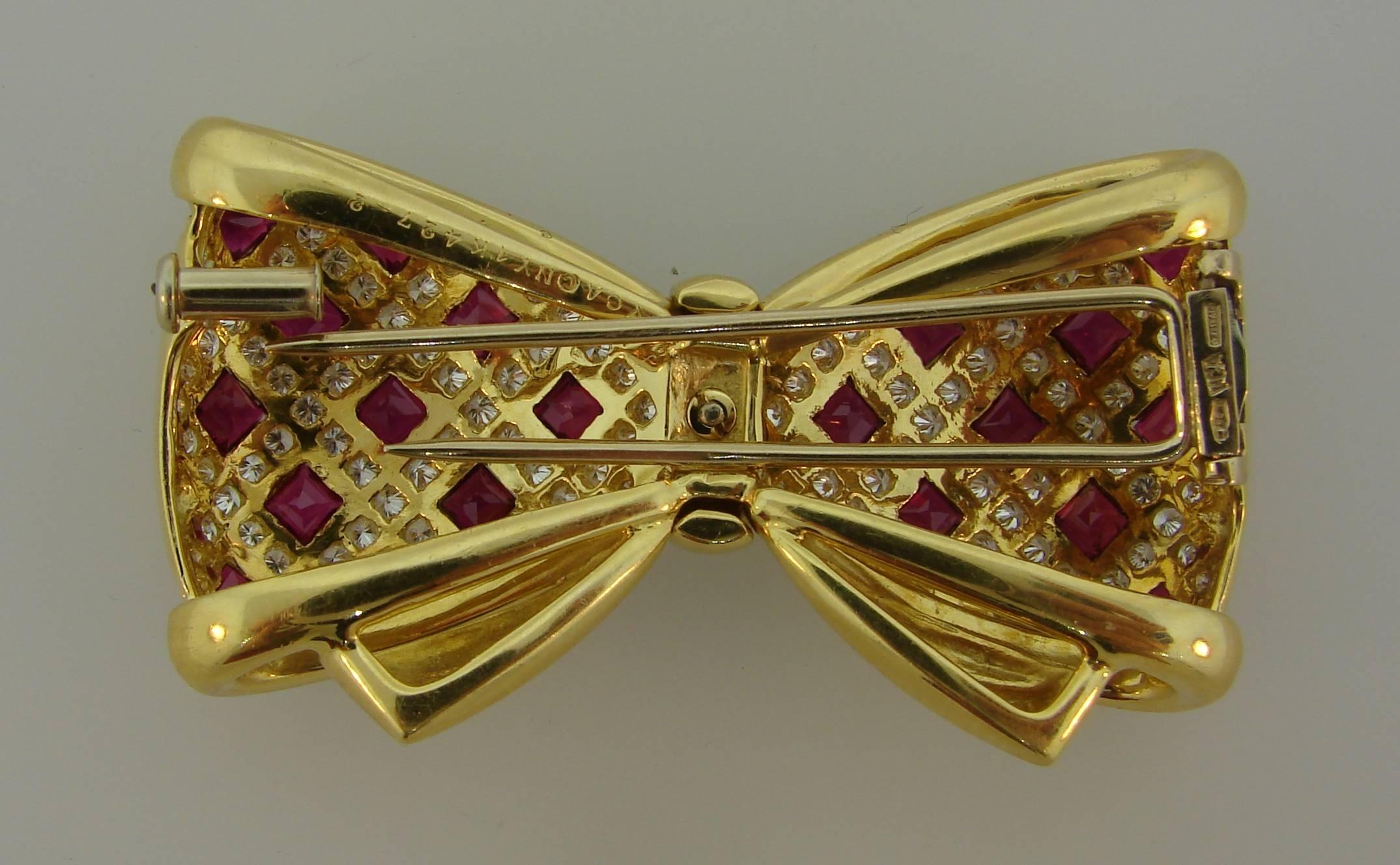 Women's or Men's Van Cleef & Arpels Diamond Ruby Yellow Gold Bow Brooch Pin Clip