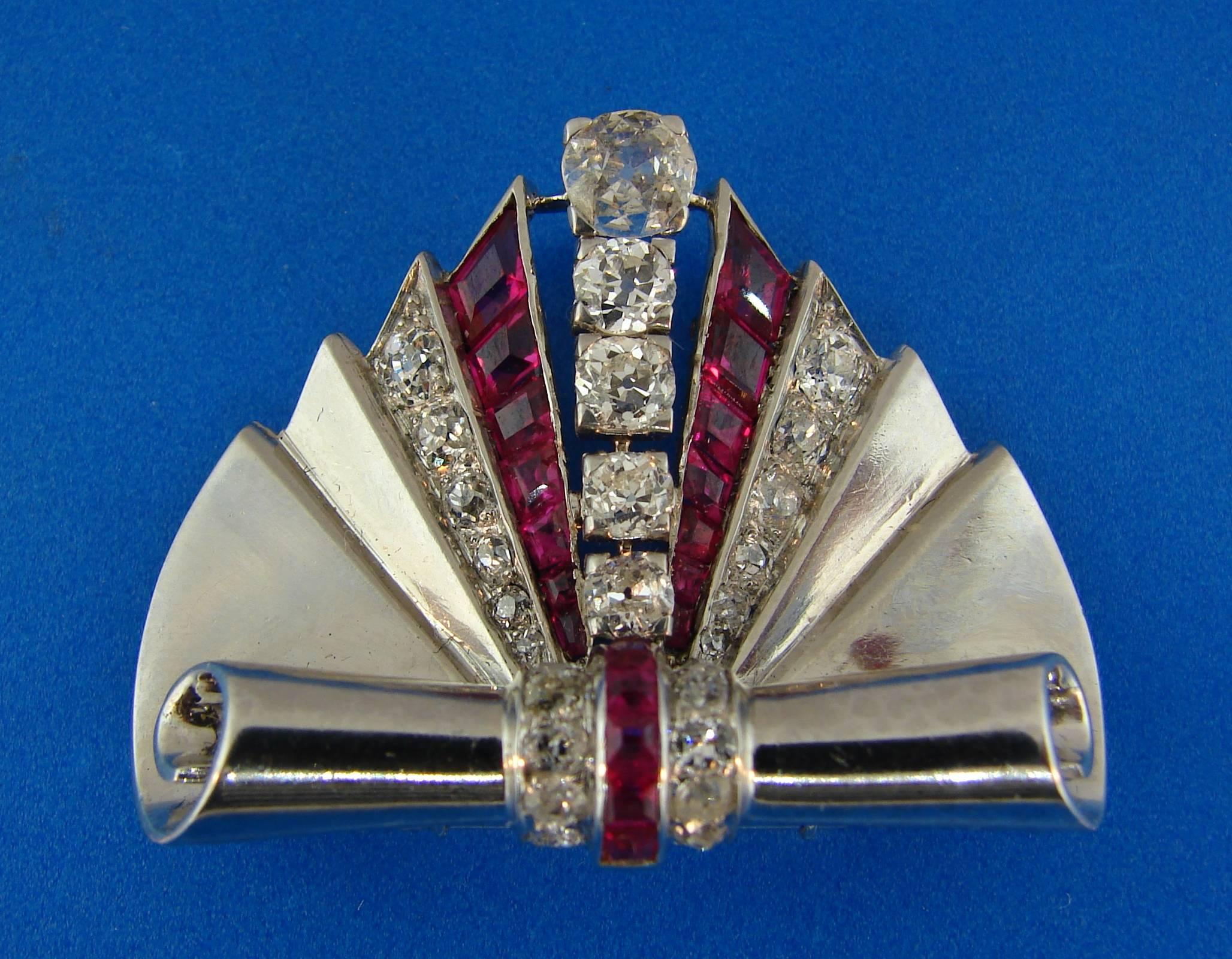 Gorgeous Art Deco clip created by Van Cleef & Arpels in the 1930's. Chic, stylish and wearable, this clip is a great addition to your jewelry collection. 
It is made of platinum (tested) and set with Old European cut diamonds (total weight