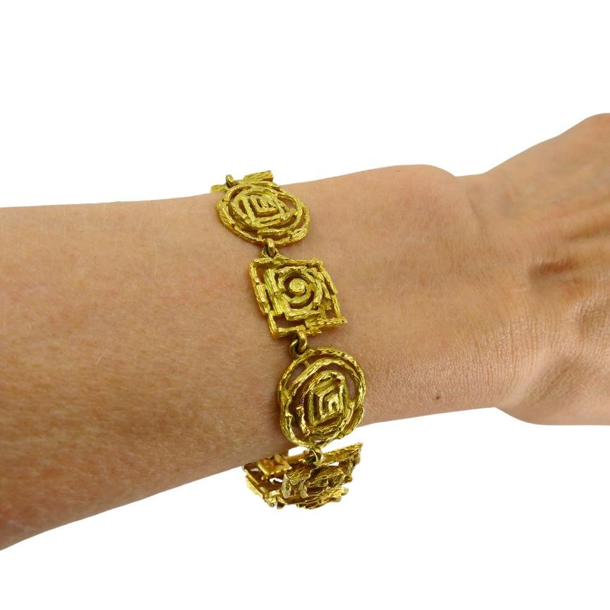 Un Chaumet étonnant  Bracelet à maillons vintage en or 18 carats réalisé en or 18 carats.
La pièce présente des maillons ajourés complexes aux formes circulaires et carrées, réalisés à partir de fils d'or texturés. La texture riche et granuleuse de