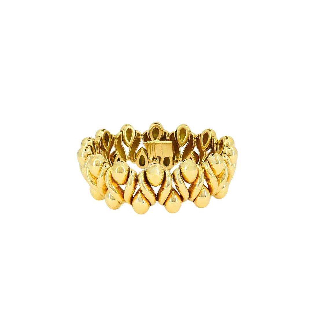 Ce bracelet vintage de René Boivin est réalisé en or jaune 18 carats et présente un design sculptural composé de maillons répétitifs en forme de goutte d'eau. u2028Chaque lien en forme de pétale avec une arête centrale surélevée crée une surface
