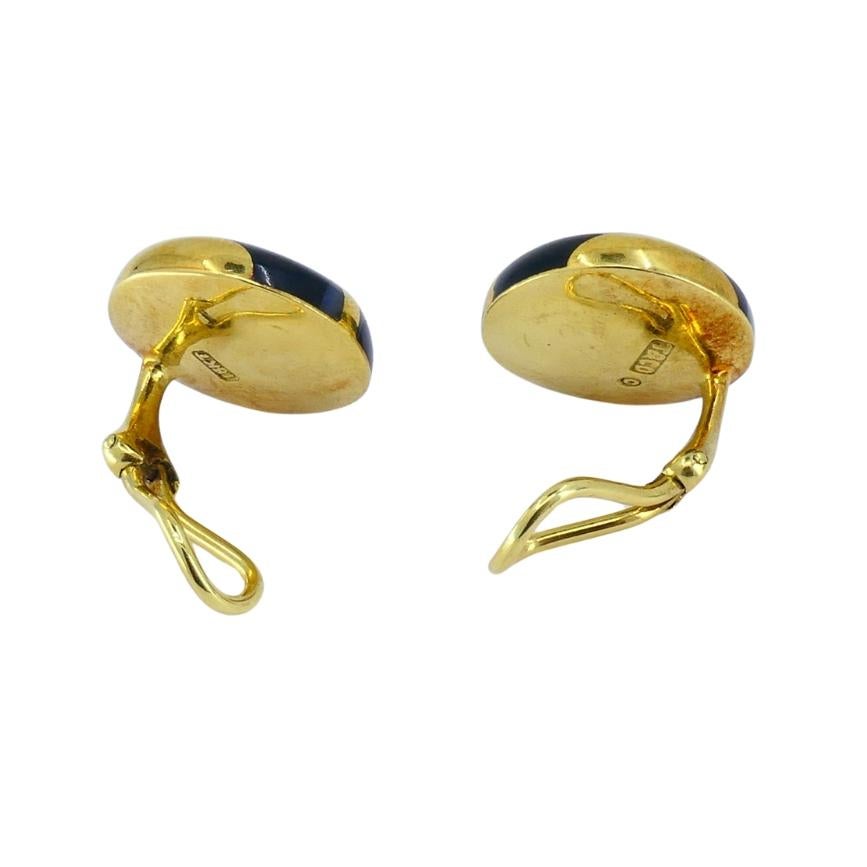 Disegnato da Angela Cummings per Tiffany & Co., questo paio di orecchini vintage è realizzato in oro giallo 18 carati e presenta intarsi di madreperla e onice. Gli orecchini hanno una forma rotonda e leggermente bombata con un motivo geometrico