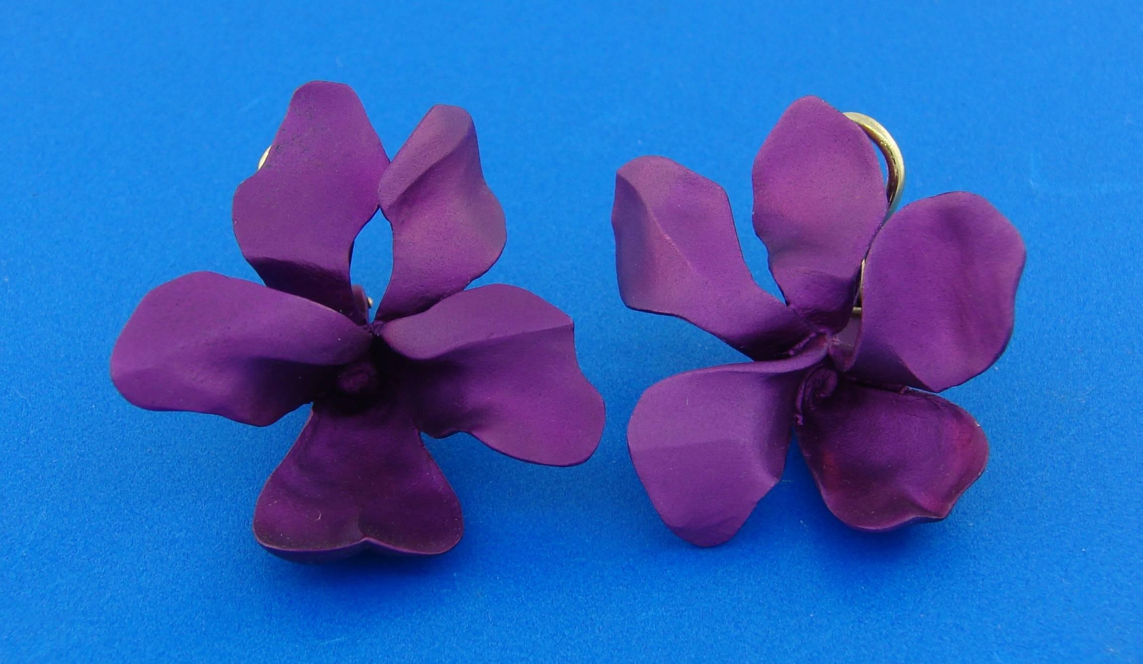 Jar Titanium Yellow Gold Flower Earrings In Excellent Condition In Beverly Hills, CA